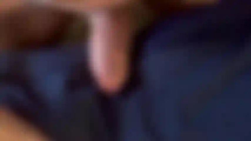 Pas besoin de mains pour jouir sur mon pantalon.