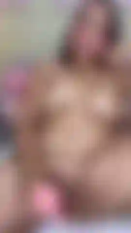 Le gode glisse à l'intérieur, ma chatte se serre fermement tandis que des gémissements s'échappent de mes lèvres.