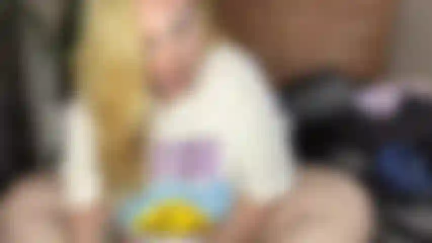 Un orgasme roulant avec un gode.