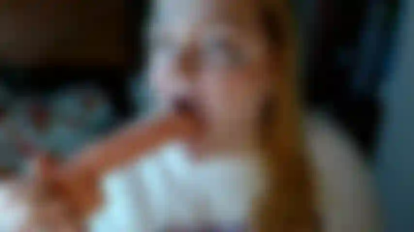 J'éructe fort en suçant un gode.