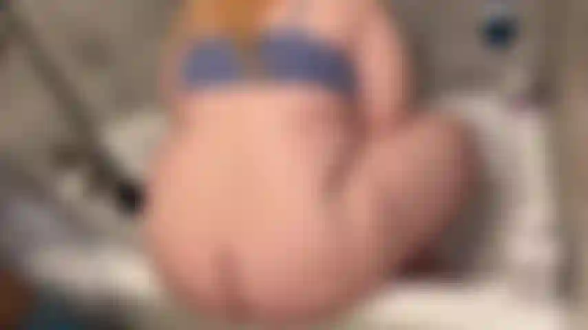 Pawg chevauche la bbc sous la douche pendant que son mari est au travail.