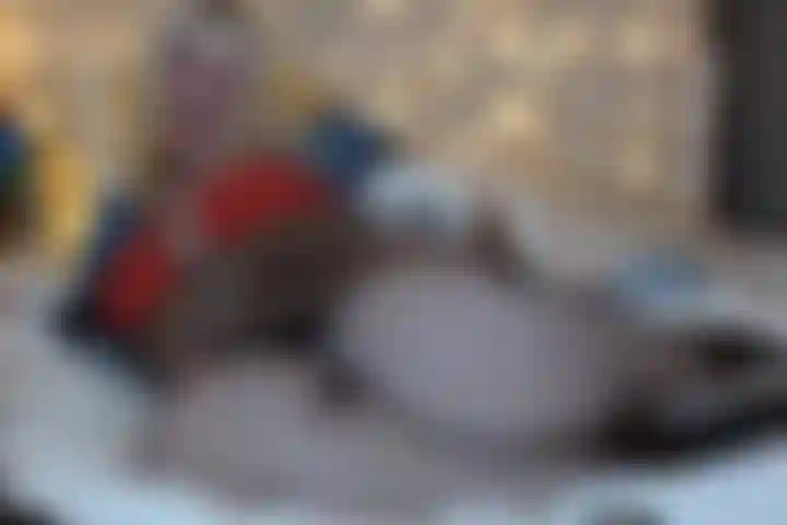 Adoration des pieds dans des filets de pêche et un cosplay de poupée bratz.