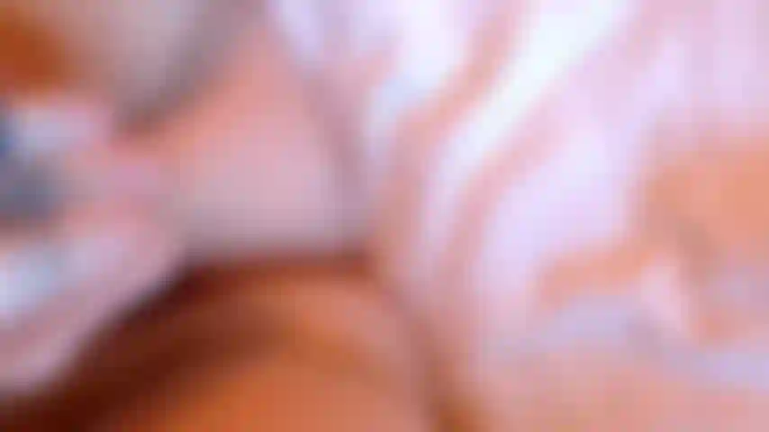 Éjacule lors d'une exclusivité.