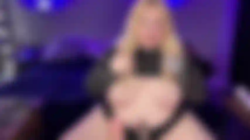 Une déesse rotant avec le ventre sorti.