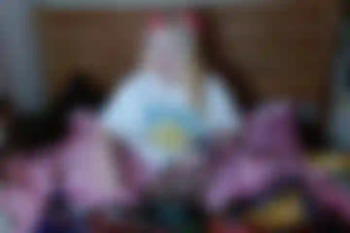 Je lis les seins nus et luxuriants de mon dm.