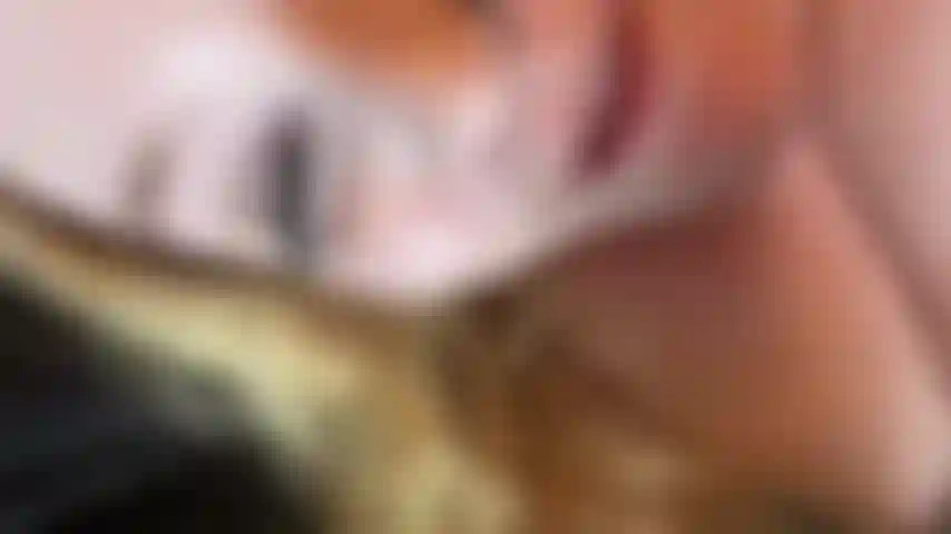 Un gode agrippant la chatte après un énorme o.