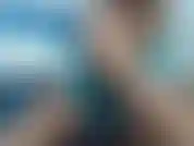 Chevauchant un gros gode avec vibrateur.