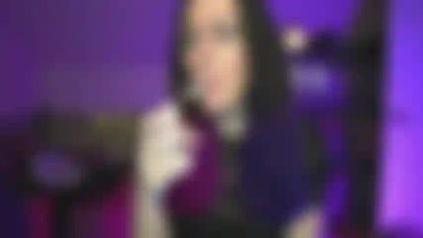 Je fume et je porte une queue de cheval.