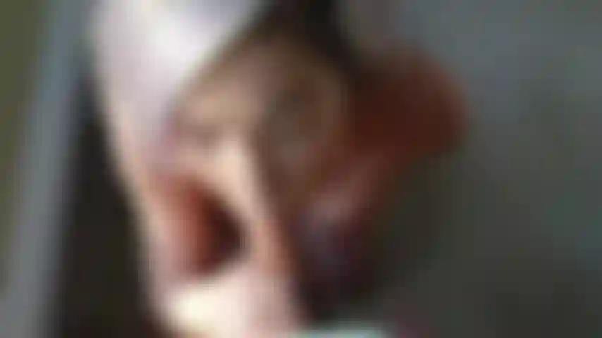 Qui supplie de se faire baiser.