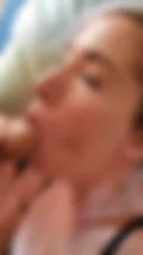 Suce une vraie bite avec une éjaculation faciale.