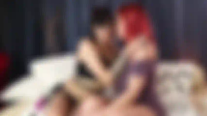 Des lesbiennes qui jouent avec un gode.