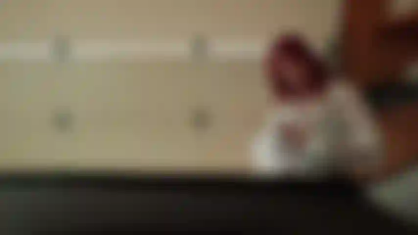 Qui taquine et éjacule par-dessus le capot.