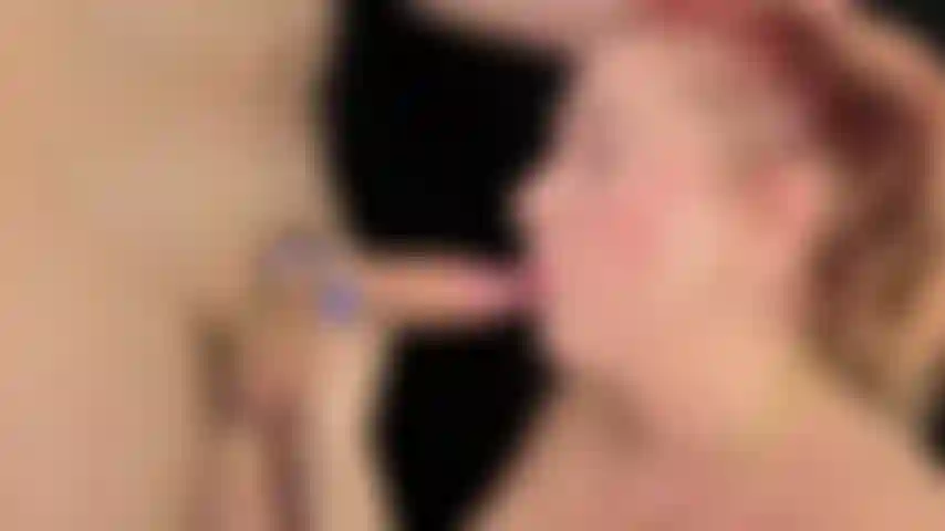 Pipe extrêmement bâclée avec gorge profonde et éjaculation faciale.