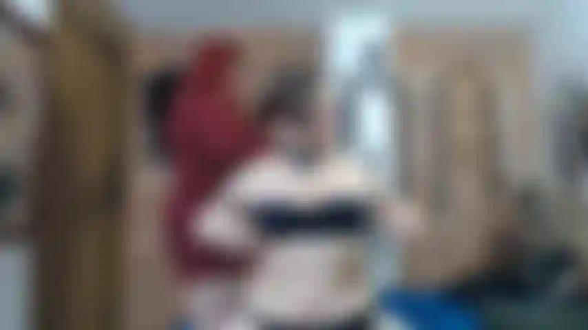 Visage de bas fétiche, étouffement et poids de pincettes.