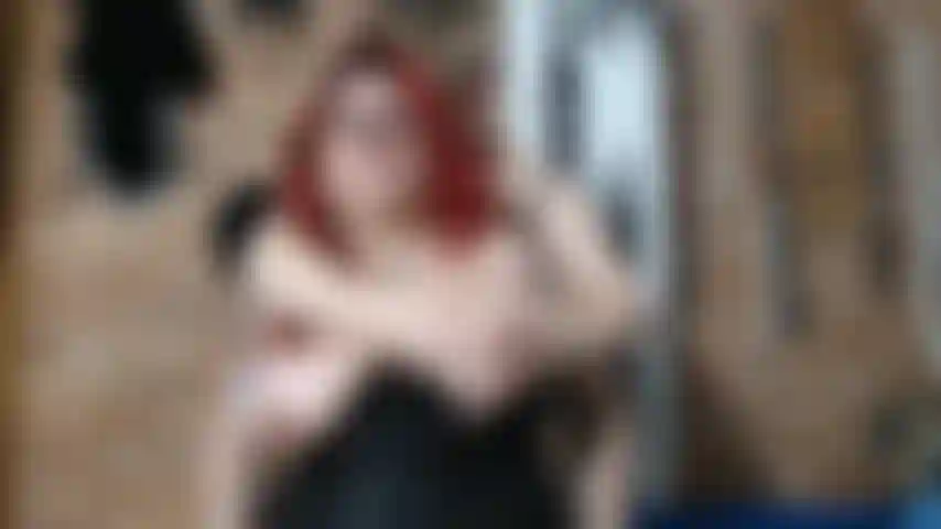 Léa qui joue avec les gros seins de mara.