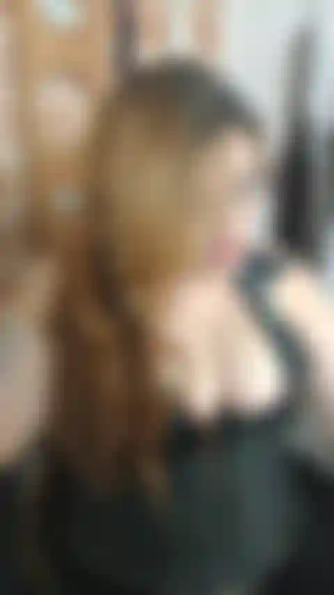 Je suis maîtresse mara, prie ver d'être à mes pieds, tu souhaites me servir je sais ...