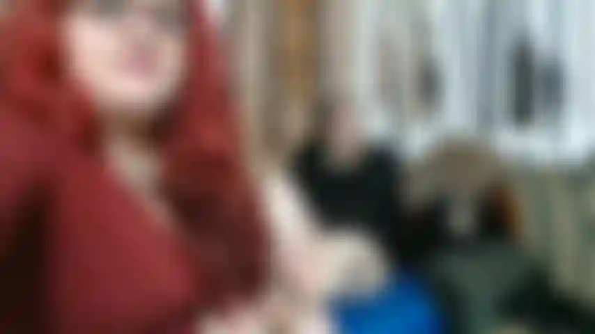 Chatouillant les pieds de mara et léa.