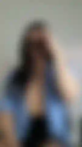 Rebond de pectoraux musclés / claquement de pecs dans ma chemise de travail — taquineries sensuelles - rebond de pecs dans ma chemise de travail pendant que je te regarde... Regarde comme le creux de mes épais pectoraux devient de plus en plus profond à mesure que je les contracte. Je joue avec mes cheveux, je te souris et je me rapproche pendant que je les sens sensuellement. Tu aimes me regarder m'exprimer ?
