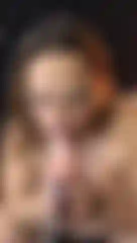 Gorge profonde avec beaucoup de salive, jouet en machine.