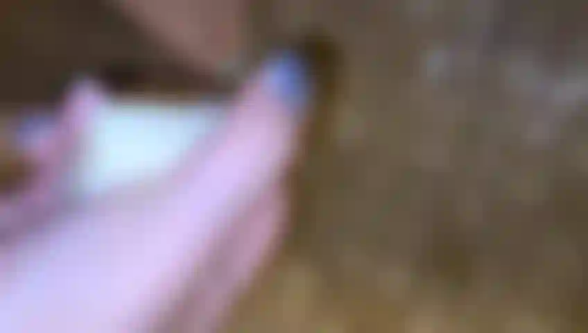 Je lave mes pieds de jeune fille sous la douche.La déesse latina <span translate='no'>VixenVioletBlue</span> aux orteils peints en bleu lave ses orteils et ses plantes de pieds avec du savon.