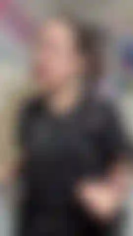 Petite latina huile ses douces plantes de pieds malodorantes et ridées ainsi que ses orteils sexy.