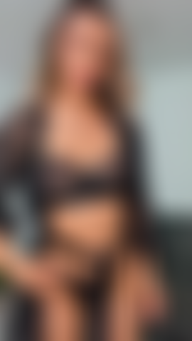 Venez voir cette blonde sexy.