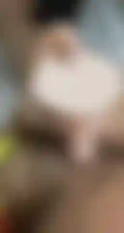 Regarde-moi me bousculer avec mon jouet.