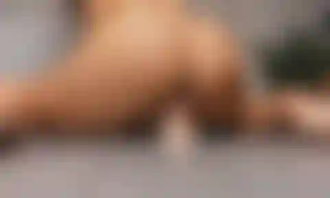 Excitée et je chevauche mon gode.