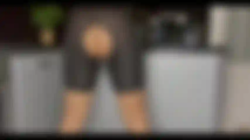 Regarde comment mon twerk a déchiré mon short et expose mon cul et ma chatte.