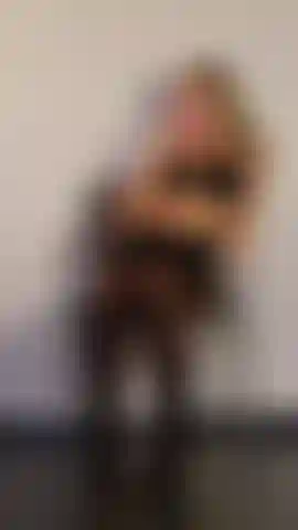 Je gémis et jouis avec des vibrations intenses de jouets sur mon clitoris tout en portant des talons et des bas.