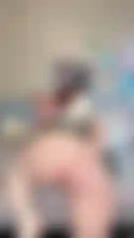 Une écolière coquine joue avec un gode.