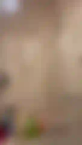 Scène coquine en gros plan sous la douche, nue.