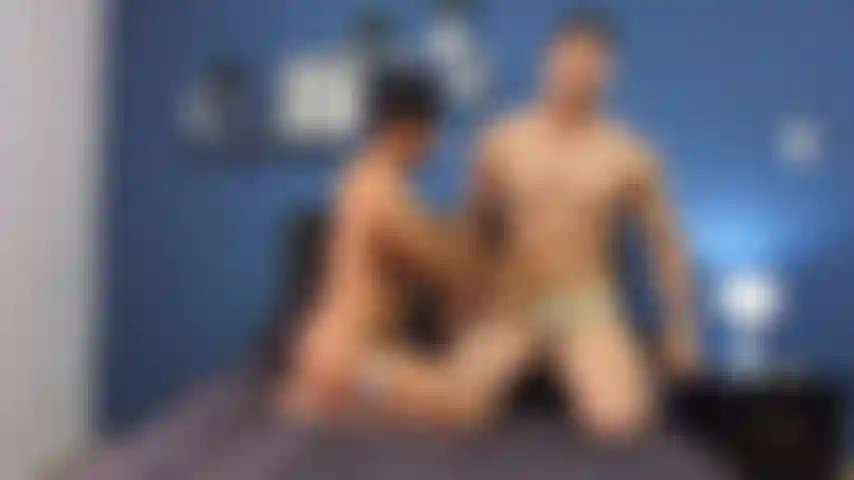 Baise dur et éjacule sur le visage.