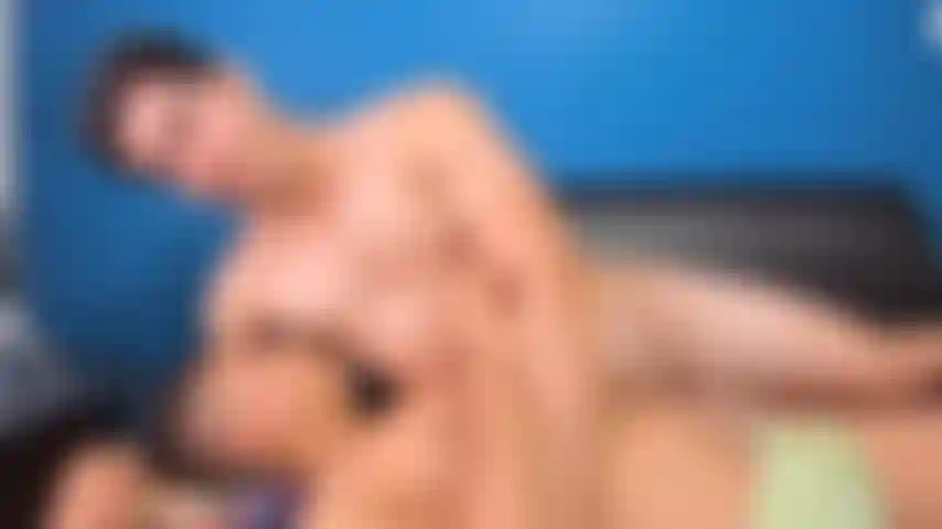 Les mamelons jouent et massent la poitrine.