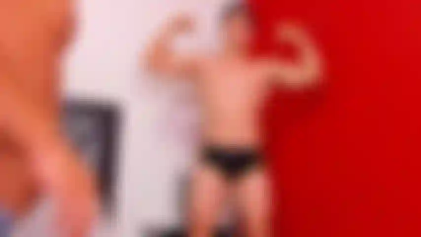 Felipe fléchit son corps marcello touche ses muscles suce et éjacule dans sa bouche.