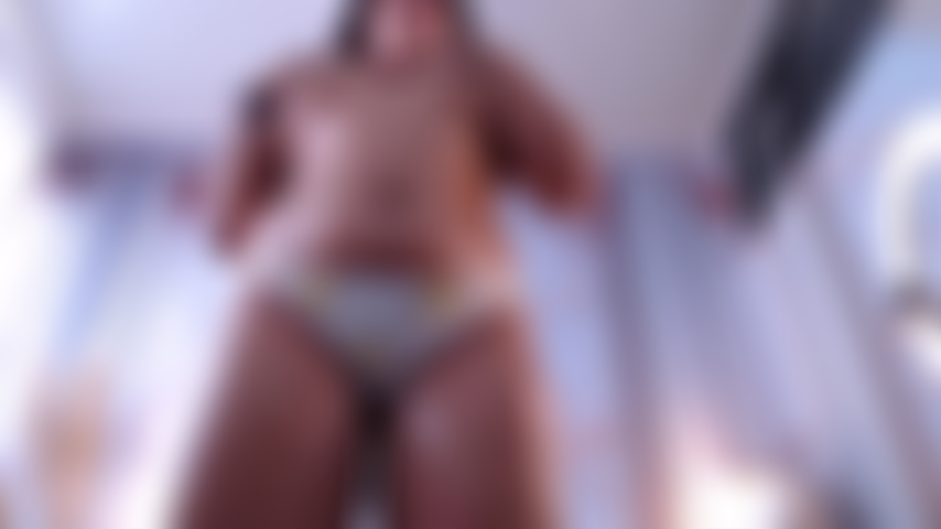 Nue, bougeant au rythme et laissant mon corps parler.