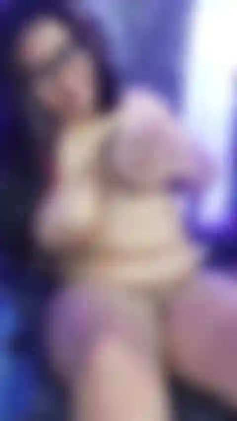 Entièrement nue, frottant mes seins et faisant rebondir mon gros cul.