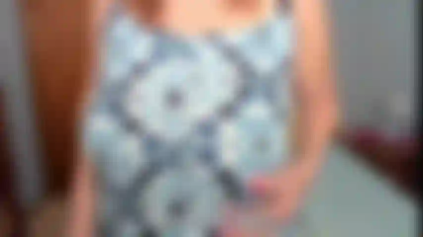 Robe courte sexy cul nu gstring tease - je me tiens en robe courte sexy puis taquine avec mon gros cul. Alors va au lit, secoue-la, montre ton corps.