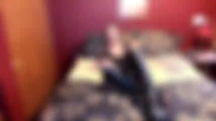 Fétichiste des bottes noires - je porte des bottes à bout pointu en cuir noir en utilisant mon gode pour vous dire que je vais vous faire un travail de pied avec mes bottes en vous encourageant à jouir dessus.