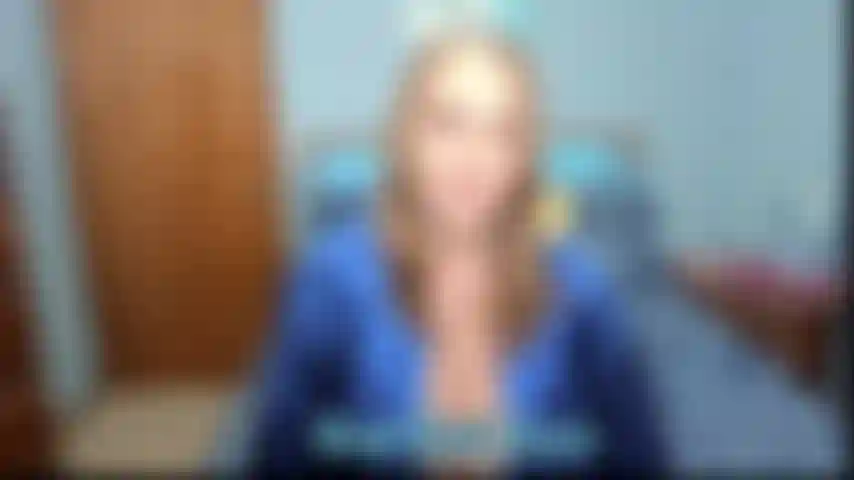 Jeu de rôle de belle-mère - belle-mère vous surprend en train de vous branler, vous donne du plaisir et vous taquine.