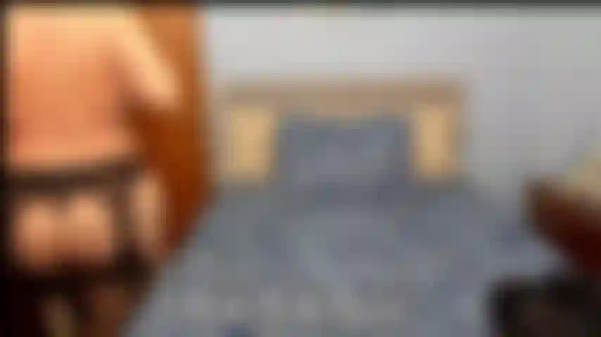 Des paroles sales en collants porte-jarretelles-masturbation éjacule.