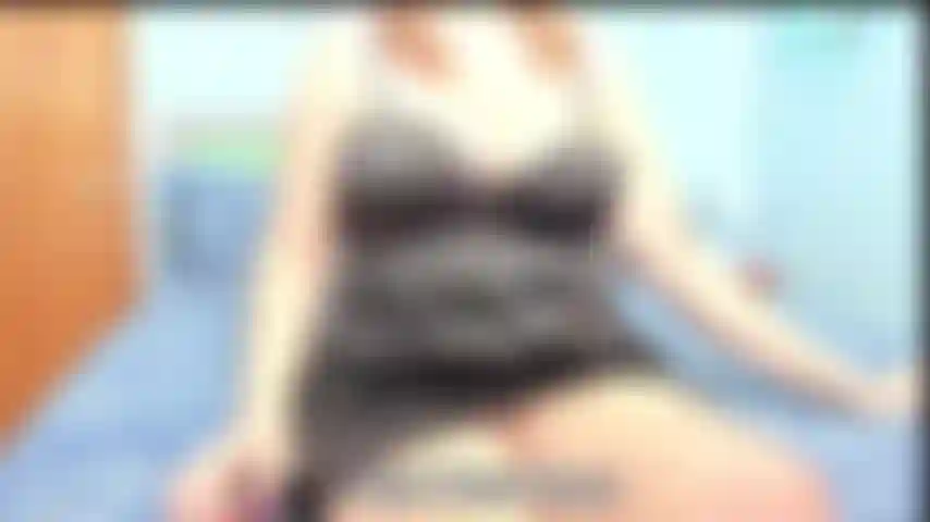 Pov les pieds moites et le cul malodorant - court clip de moi montrant mes pieds vous disant qu'ils sentent mauvais à force de porter mes bottes et je vous dis de les renifler ainsi que mon gros cul, vues pov.