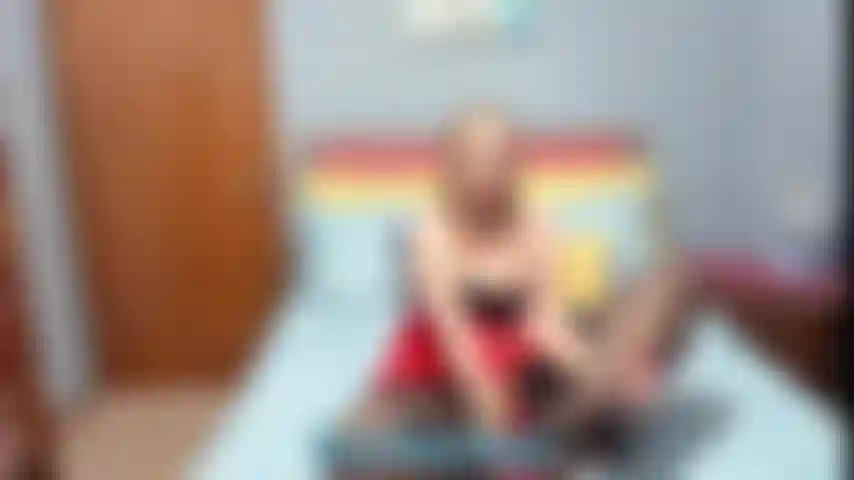 Taquine les propos grossiers - je montre mes jambes en bas noirs et en talons rouges, puis je me taquine avec mon gros cul. Je monte un jouet et je fais rebondir mon gros cul de milf.