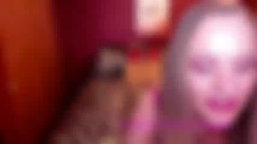 Courte petite vidéo de moi en train de modeler un pantalon en cuir moulant sexy en train de te taquiner avec mon gros cul.