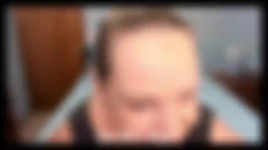 Modelant une robe moulante noire avec des talons compensés noirs - taquinant et modelant puis suçant un gode.