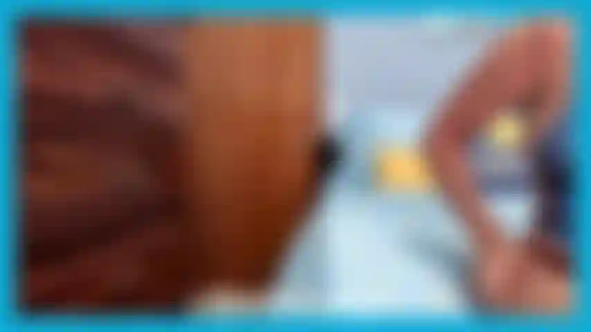 Mannequin en nylon tan - m'exhibant sur des plateformes salopes en taquinant avec mon gros cul. Penchée pour exposer sa chatte. Des propos grossiers et joi.