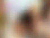 Dans cette vidéo, je porte une jupe brillante en pvc noir et un haut qui la modélise, vous taquinant avec mon cul. Je fais alors un show d'or en me déshabillant, en parlant sale en t'encourageant avec joi.