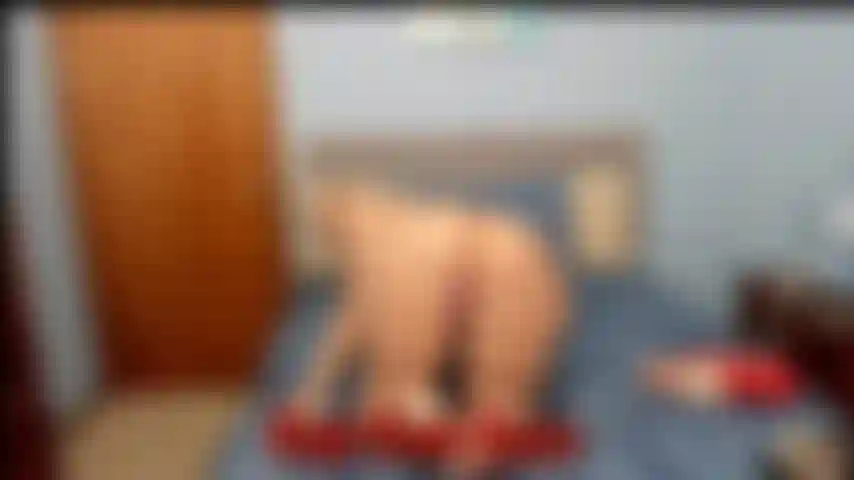 Une milf nue, des conversations sales et du joi, une masturbation et du sperme.