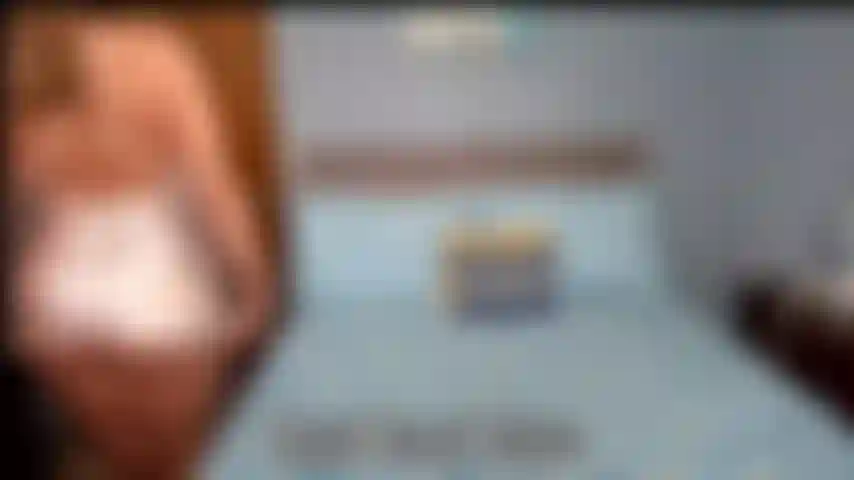 Je porte une nuisette courte en satin.