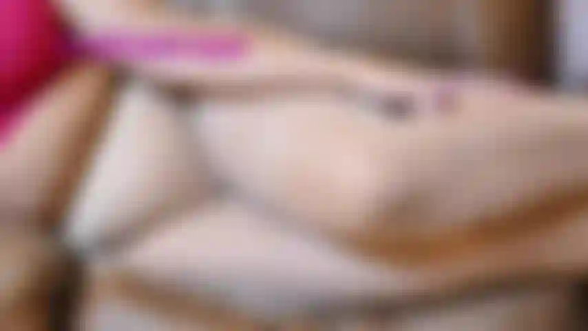 Les amateurs de collants me regardent modeler des collants beiges, beiges, noirs et violets. Posant en montrant le cul, les jambes, les pieds et un gros plan sur l'entrejambe pendant que je vous donne des instructions / encouragements à jouir.